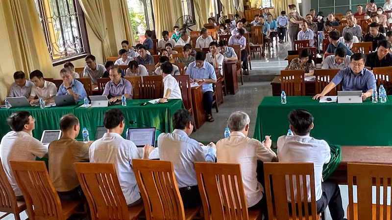 Các hộ dân Cẩm Hưng dự Hội nghị đối thoại về việc xây dựng đường dây 220kV. Các hộ dân Cẩm Hưng dự Hội nghị đối thoại về việc xây dựng đường dây 220kV.