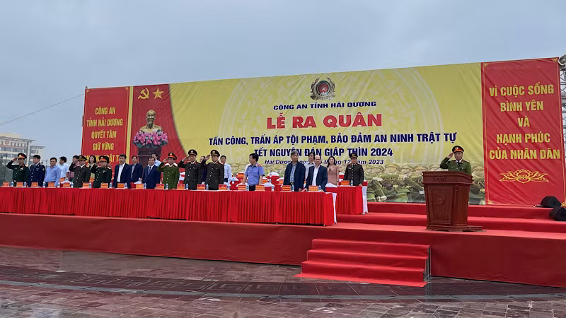 Đại diện lãnh đạo tỉnh và các ngành, đoàn thể tỉnh Hải Dương tại Lễ ra quân trấn áp tội phạm. Đại diện lãnh đạo tỉnh và các ngành, đoàn thể tỉnh Hải Dương tại Lễ ra quân trấn áp tội phạm.