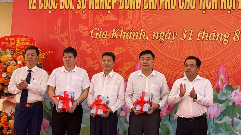 Lãnh đạo tỉnh Hải Dương trao tặng bộ sách về đồng chí Lê Thanh Nghị tới các đơn vị, địa phương trong tỉnh. Lãnh đạo tỉnh Hải Dương trao tặng bộ sách về đồng chí Lê Thanh Nghị tới các đơn vị, địa phương trong tỉnh.