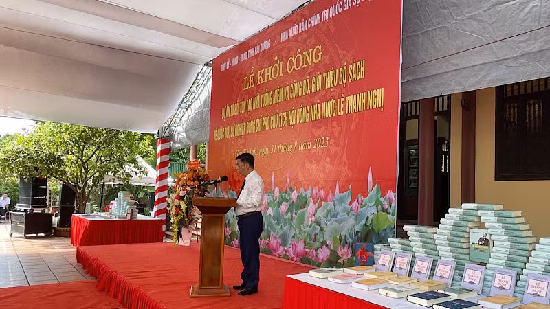 Phó Giáo sư, Tiến sĩ Vũ Trọng Lâm, Giám đốc -Tổng Biên tập Nhà xuất bản Chính trị quốc gia, sự thật giới thiệu Bộ sách về thân thế, sự nghiệp của đồng chí Lê Thanh Nghị. Phó Giáo sư, Tiến sĩ Vũ Trọng Lâm, Giám đốc -Tổng Biên tập Nhà xuất bản Chính trị quốc gia, sự thật giới thiệu Bộ sách về thân thế, sự nghiệp của đồng chí Lê Thanh Nghị.