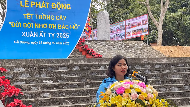 Đồng chí Nguyễn Thị Tuyến, Ủy viên Trung ương Đảng, Chủ tịch Hội Liên hiệp Phụ nữ Việt Nam phát động "Tết trồng cây đời đời nhớ ơn Bác Hồ" tại đền thờ Nguyễn Thị Duệ. Đồng chí Nguyễn Thị Tuyến, Ủy viên Trung ương Đảng, Chủ tịch Hội Liên hiệp Phụ nữ Việt Nam phát động "Tết trồng cây đời đời nhớ ơn Bác Hồ" tại đền thờ Nguyễn Thị Duệ.