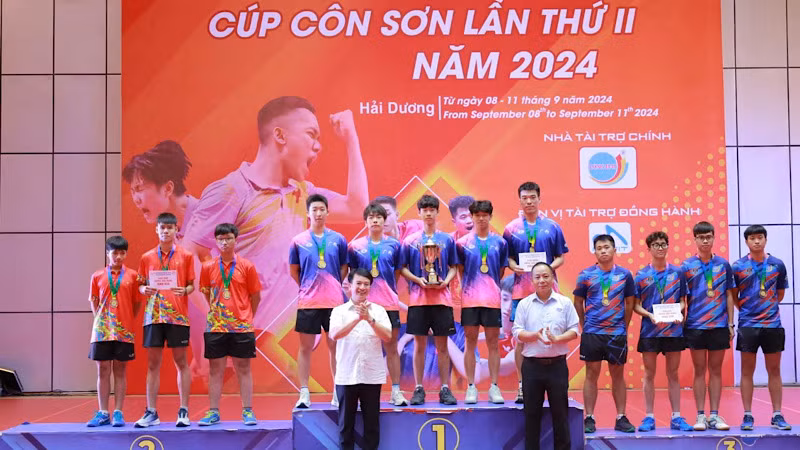 Ban tổ chức trao giải thưởng cho các đoàn giành huy chương nội dung đồng đội nam.