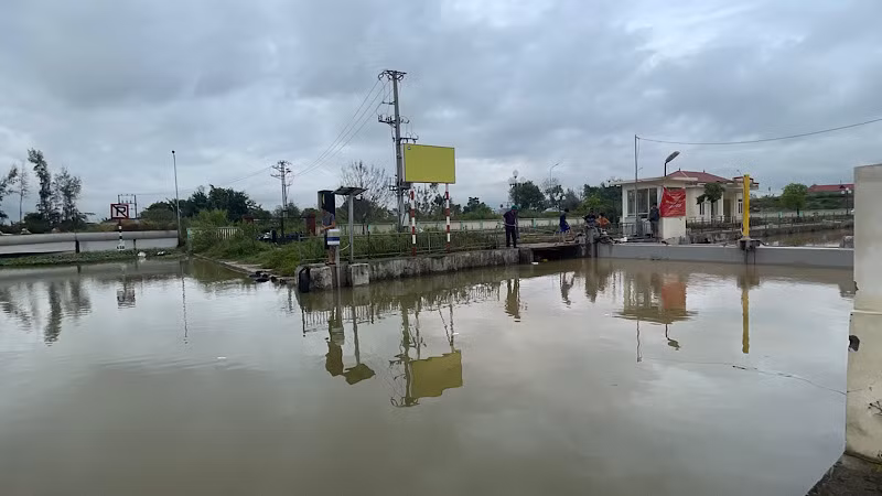 Sông Sặt trong thành phố Hải Dương nước đã dâng rất cao.