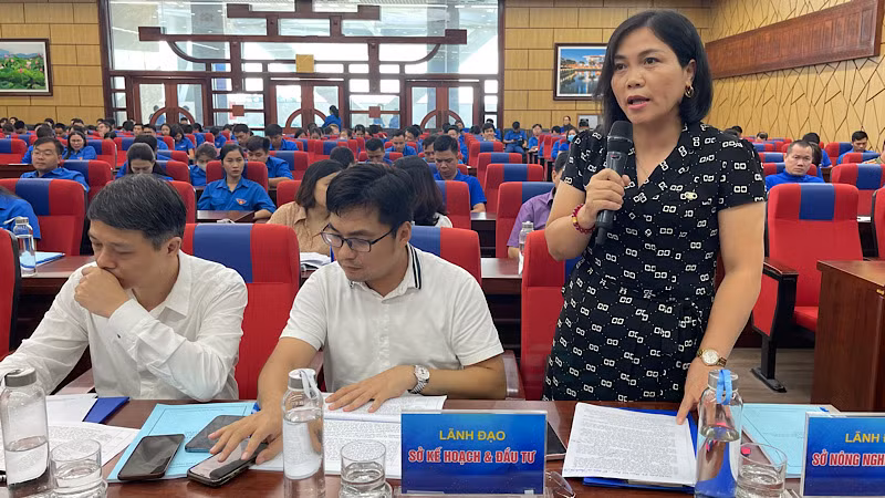 Phó Giám đốc Sở Nông nghiệp và Phát triển nông thôn trả lời những ý kiến của thanh niên về lĩnh vực nông nghiệp, nông thôn.