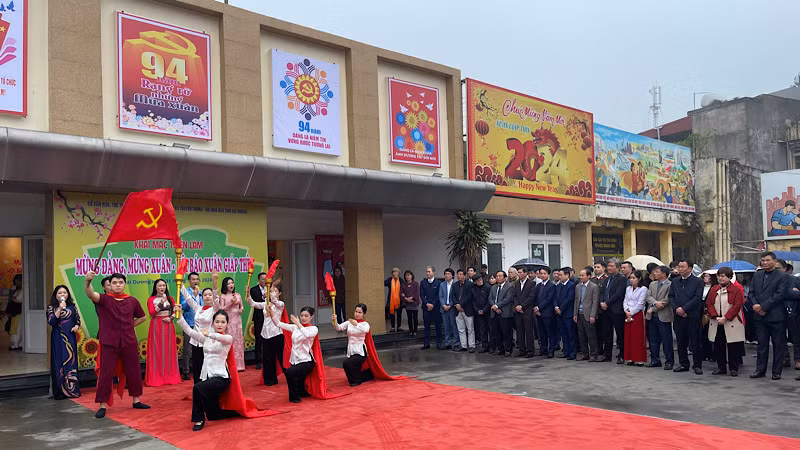 Tiết mục văn nghệ chào mừng triển lãm mừng Đảng, mừng Xuân và Hội Báo Xuân tỉnh Hải Dương. Tiết mục văn nghệ chào mừng triển lãm mừng Đảng, mừng Xuân và Hội Báo Xuân tỉnh Hải Dương.