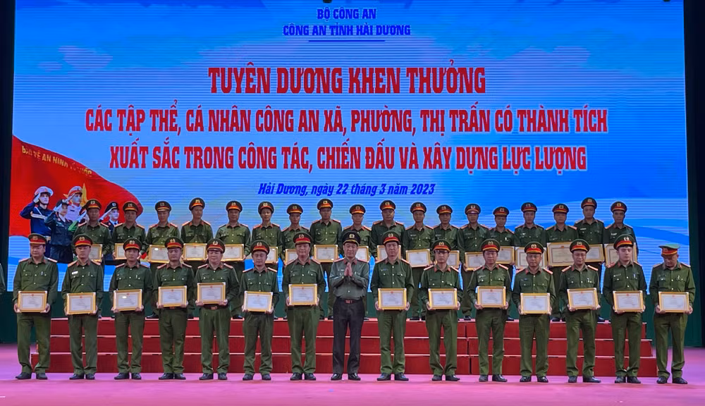 Tuyên dương khen thưởng các tập thể, cá nhân công an cấp xã có thành tích xuất sắc trong công tác.