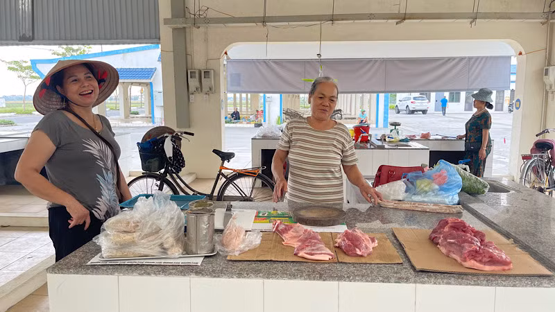 Các tiểu thương đang kinh doanh tại chợ Phú Lộc mới cho rằng chính quyền cần phải sớm giải tỏa chợ cũ để tạo niềm tin cho nhân dân.