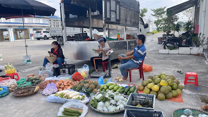 Nhiều tiểu thương mong mỏi sở hữu một gian hàng có mái che ở chợ mới Phú Lộc nhưng không còn cơ hội.