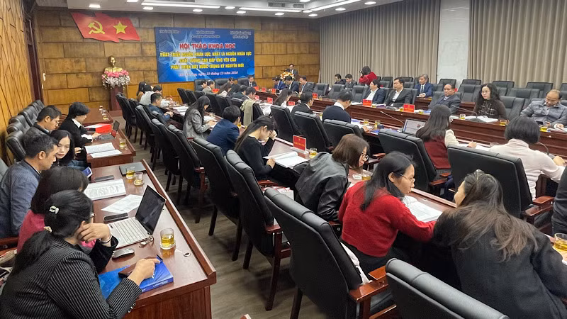 Các đại biểu dự hội thảo khoa học “Phát triển nguồn nhân lực, nhất là nguồn nhân lực chất lượng cao …”