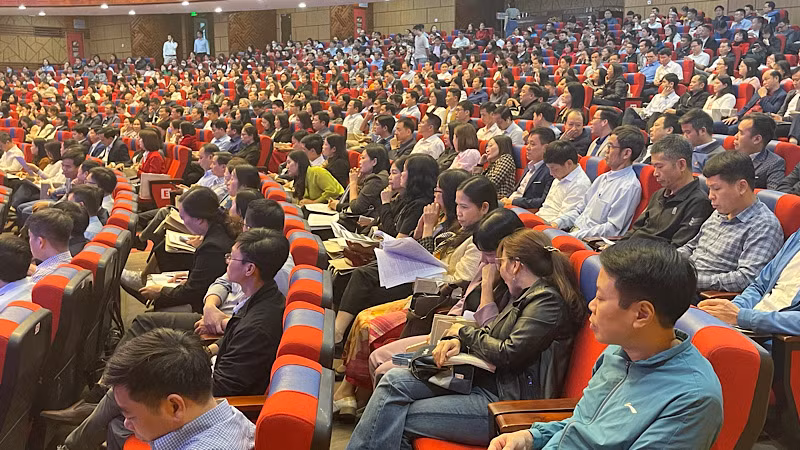 Các đại biểu dự hội thảo ứng dụng trí tuệ nhân tạo (AI) trong giáo dục và đào tạo tại Trung tâm Văn hóa Xứ Đông.