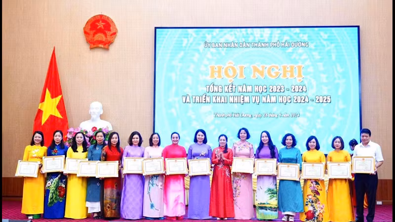 Thành phố Hải Dương khen thưởng các giáo viên có thành tích tiêu biểu trong năm học 2023-2024. Thành phố Hải Dương khen thưởng các giáo viên có thành tích tiêu biểu trong năm học 2023-2024.