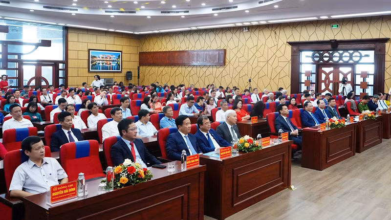 Các đại biểu dự Hội nghị vinh danh “Công dân tiêu biểu”, “Người Thành Đông - nói lời hay, hành động đẹp”.