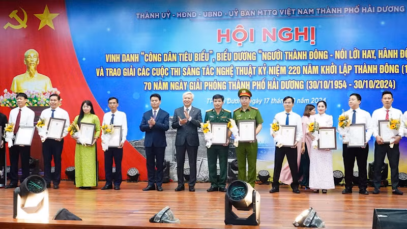 Lãnh đạo tỉnh và thành phố Hải Dương vinh danh các công dân tiêu biểu.