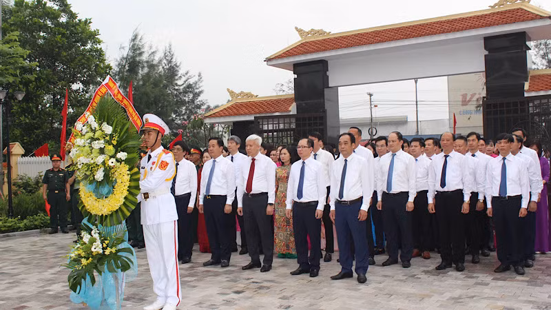 Lãnh đạo thành phố Hải Dương dâng hoa tưởng nhớ Chủ tịch Hồ Chí Minh.