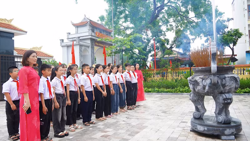 Học sinh trường trung học cơ sở Ái Quốc dâng hương tưởng nhớ Chủ tịch Hồ Chí Minh.