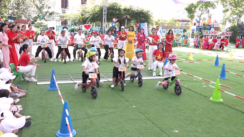 Học sinh và phụ huynh tham dự phần giao lưu đua xe. Học sinh và phụ huynh tham dự phần giao lưu đua xe.