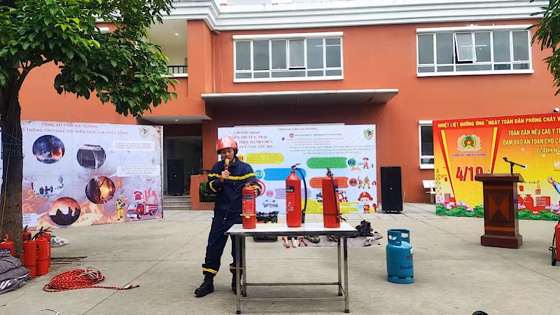 Cảnh sát phòng cháy, chữa cháy hướng dẫn nhân dân cách thức sử dụng bình cứu hỏa.