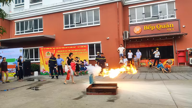 Người dân ở chung cư thực nghiệm chữa đám cháy bằng bình cứu hỏa.