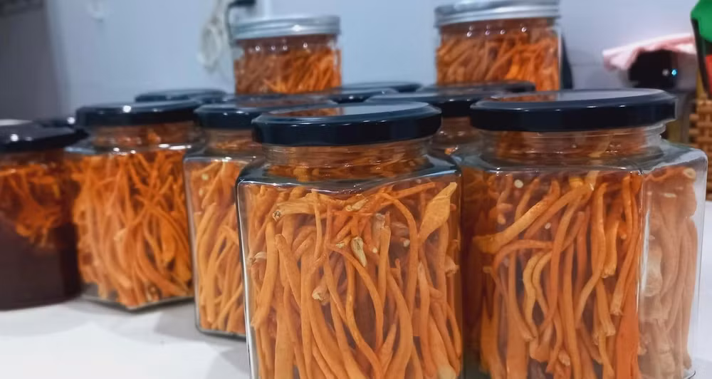 Các loại rượu không rõ nguồn gốc được nhiều người rao bán.