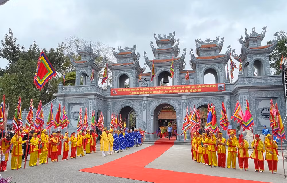 Cổng tam quan đền Tranh.