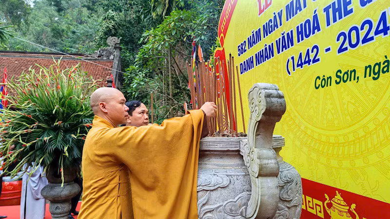 Các đại biểu dâng hương tại Đền thờ Nguyễn Trãi.