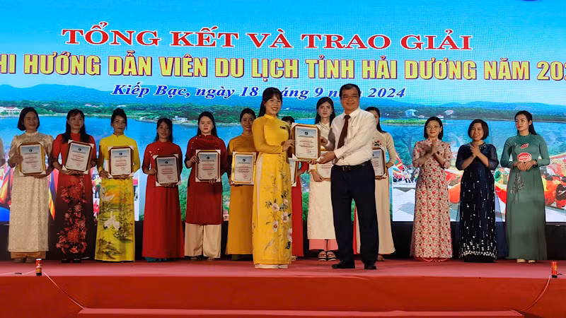 Ban tổ chức trao giải cho hướng dẫn viên du lịch giỏi.