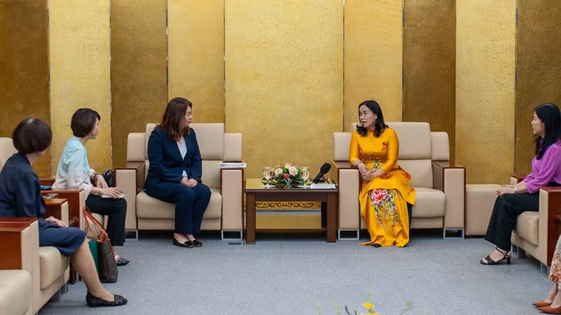 Lãnh đạo Ủy ban nhân dân thành phố trao đổi với đoàn công tác.