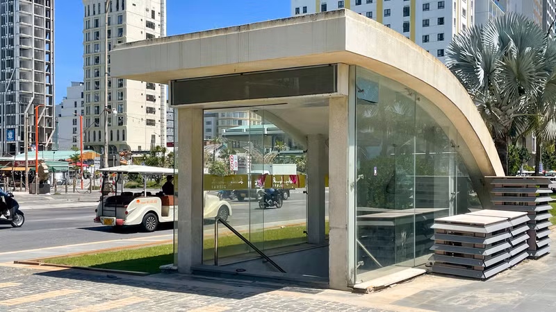 Lối ra biển của hầm đi bộ Holiday Beach Subway.