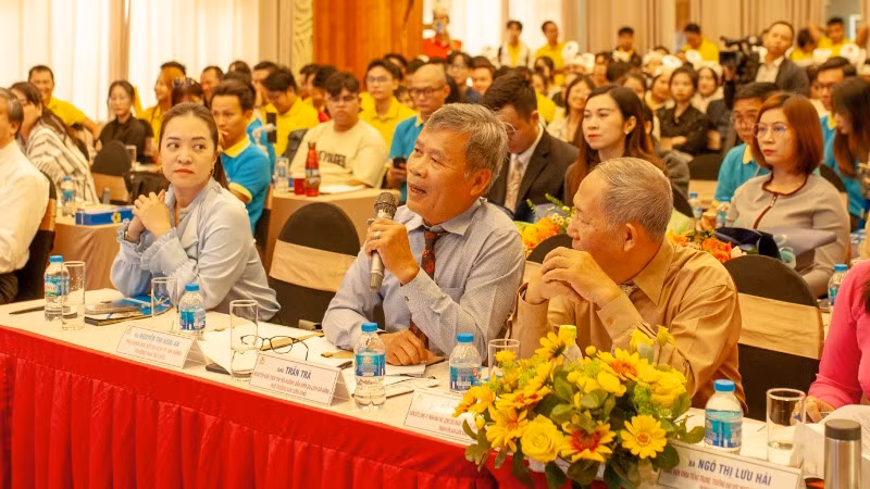 Ông Trần Trà, nguyên Chủ tịch Hội Hướng dẫn viên du lịch Đà Nẵng đặt câu hỏi cho thí sinh.