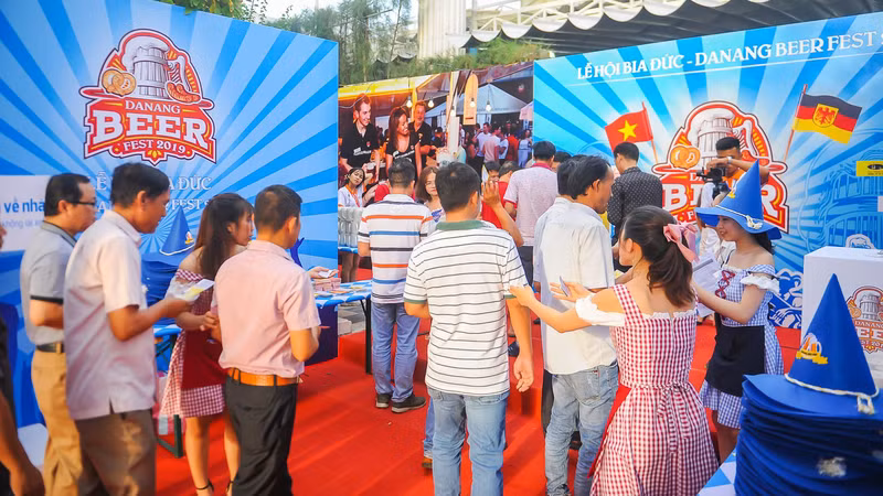 Lễ hội bia Đức năm 2019 thu hút nhiều người dân và du khách tham gia.