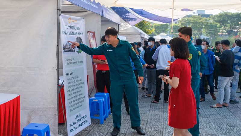 Ngày hội còn là dịp tư vấn, định hướng việc làm cho quân nhân xuất ngũ. Ngày hội còn là dịp tư vấn, định hướng việc làm cho quân nhân xuất ngũ.