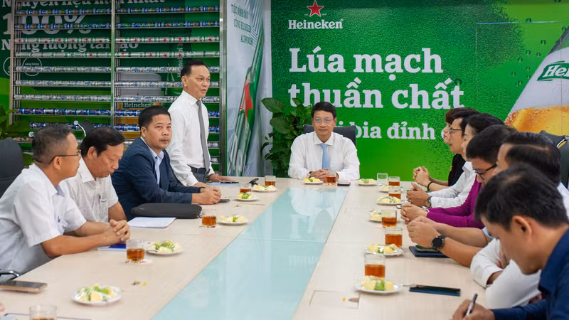 Đoàn công tác lắng nghe đại diện doanh nghiệp phát biểu tình hình sản xuất, kinh doanh.