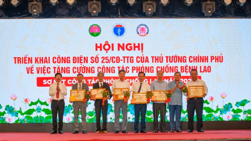 Các cá nhân và tập thể nhận Giải thưởng Phạm Ngọc Thạch về công tác phòng, chống lao và bệnh phổi lần thứ VII.