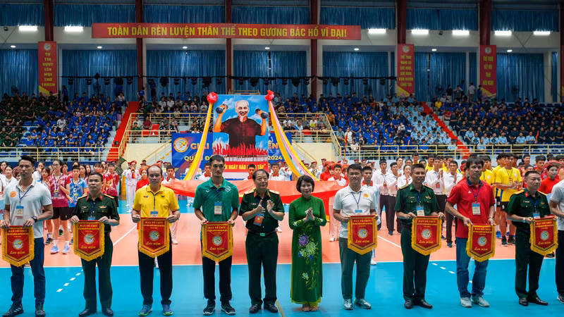 Ban tổ chức trao cờ cho các đội thi đấu.