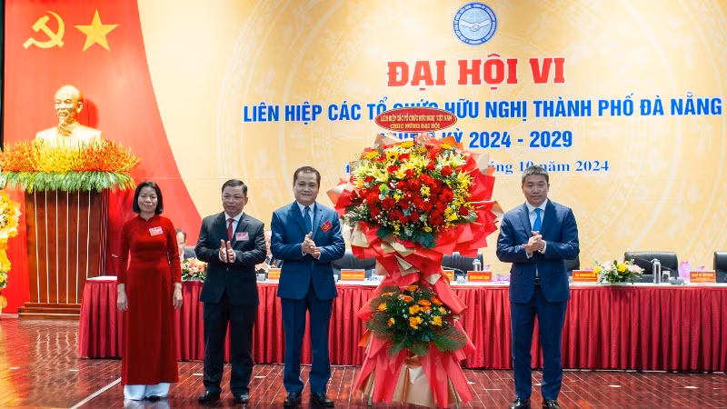 Lãnh đạo Các tổ chức hữu nghị thành phố Đà Nẵng. Lãnh đạo Các tổ chức hữu nghị thành phố Đà Nẵng.