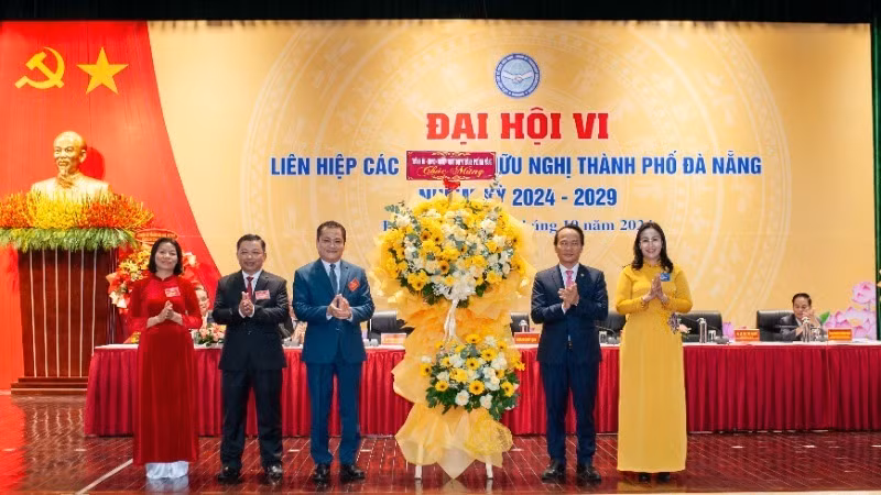 Lãnh đạo thành phố Đà Nẵng tặng hoa chúc mừng Đại hội.