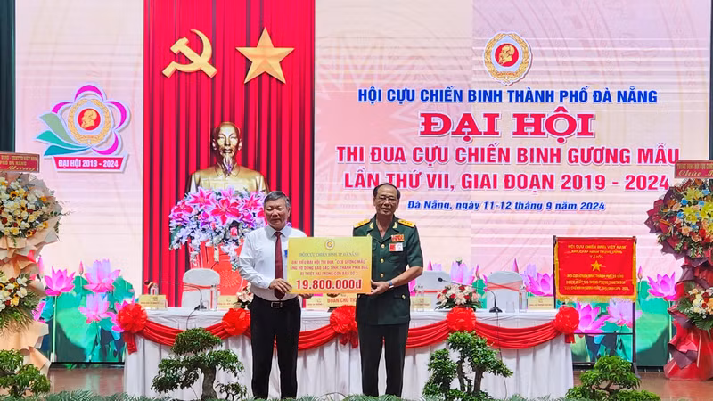 Đại biểu Đại hội thi đua "Cựu chiến binh gương mẫu" ủng hộ đồng bào các tỉnh, thành phía bắc bị thiệt hại do bão số 3.