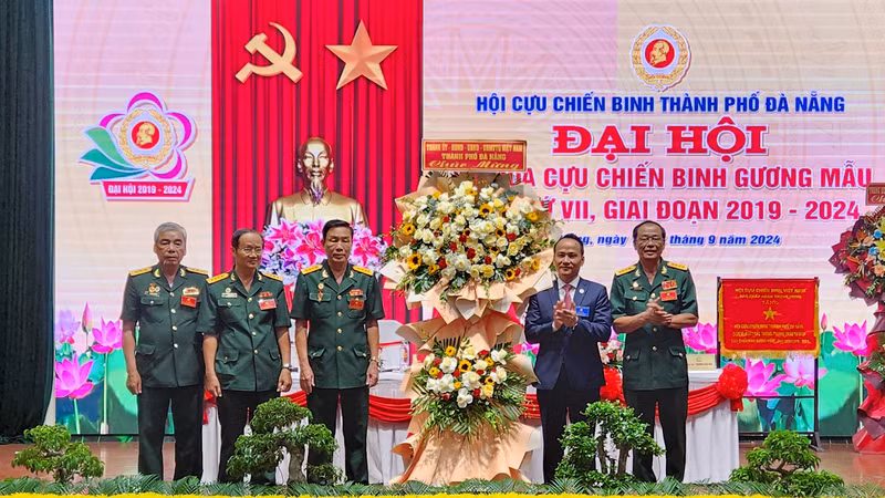 Đại diện lãnh đạo thành phố tặng hoa chúc mừng đại hội.