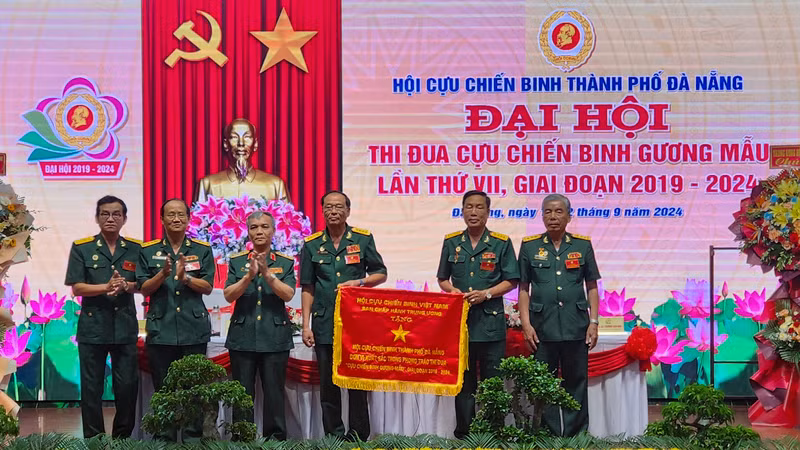 Hội Cựu chiến binh Đà Nẵng đón nhận cờ thi đua xuất sắc phong trào "Cựu chiến binh gương mẫu" giai đoạn 2019-2024.