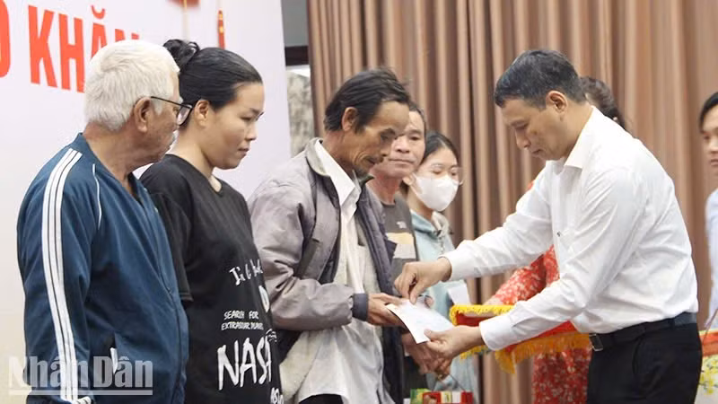 Lãnh đạo thành phố trao quà cho các hộ đặc biệt nghèo dịp Tết Nguyên đán Giáp Thìn 2024. (ẢNH: THANH TÂM)