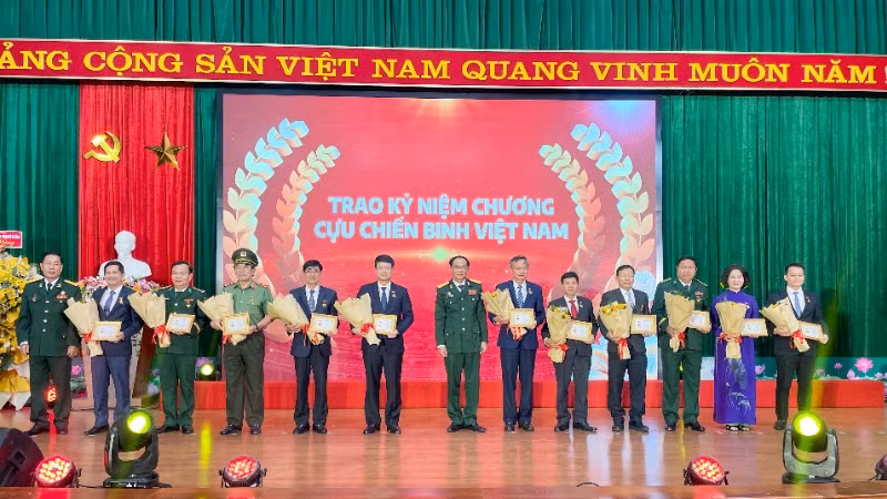 Lễ trao Kỷ niệm chương Cựu chiến binh Việt Nam.