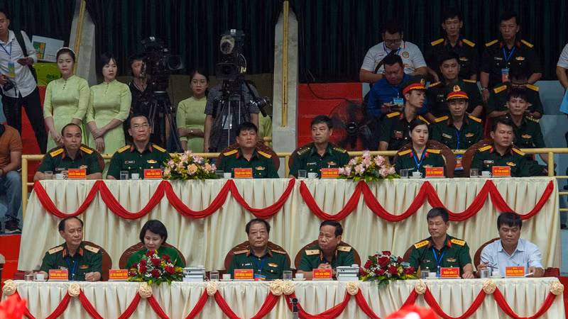 Đại diện lãnh đạo các cơ quan, đơn vị.