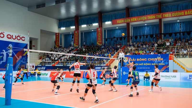 Trận đấu khai mạc của Giải bóng chuyền Quân đội mở rộng 2024.