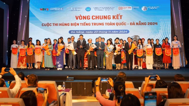Ban Tổ chức tặng hoa Ban Giám khảo Cuộc thi.