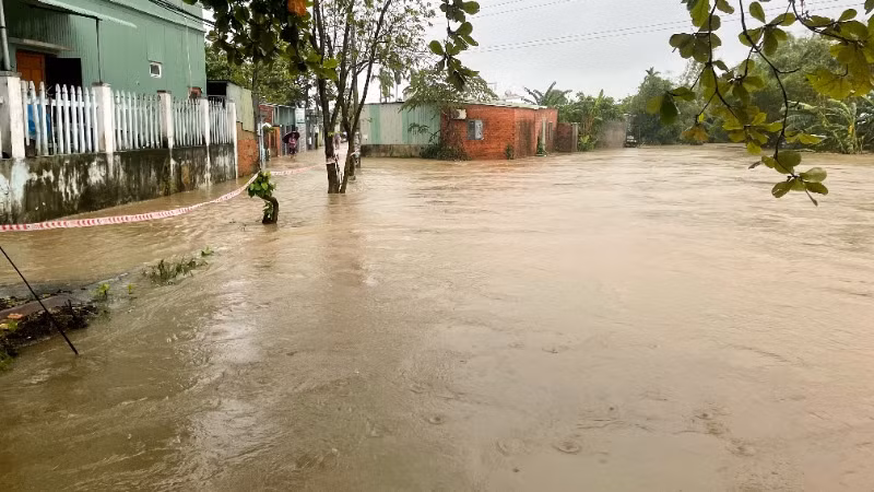 Nước lũ dâng cao ngang mặt đường tại cầu Mẹ Suốt. Nước lũ dâng cao ngang mặt đường tại cầu Mẹ Suốt.