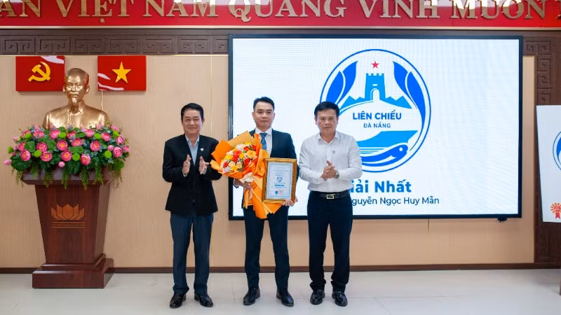 Ban tổ chức trao giải nhất cho tác giả. Ban tổ chức trao giải nhất cho tác giả.
