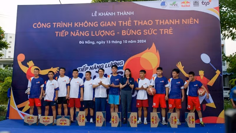 Ban tổ chức trao tặng quà cho Câu lạc bộ thể thao thanh niên phường Nại Hiên Đông.