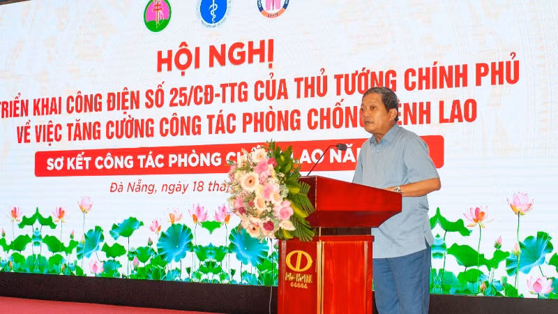 Tiến sĩ, bác sĩ cao cấp Đinh Văn Lượng, Giám đốc Bệnh viện Phổi Trung ương, Trưởng Ban điều hành Chương trình Chống lao quốc gia phát biểu.
