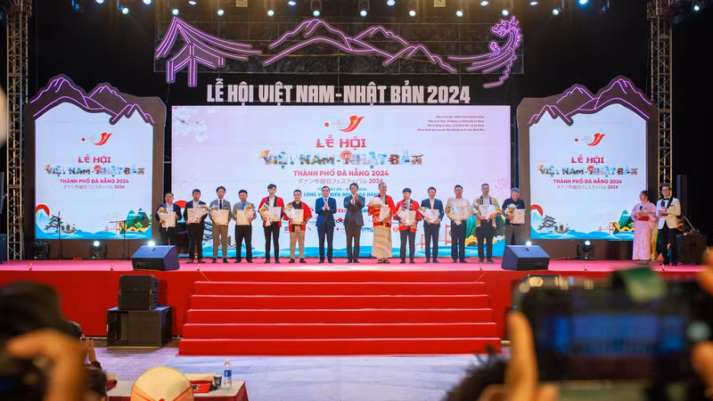 Lãnh đạo hai bên trao hoa cho các tổ chức, doanh nghiệp tham gia lễ hội. Lãnh đạo hai bên trao hoa cho các tổ chức, doanh nghiệp tham gia lễ hội.
