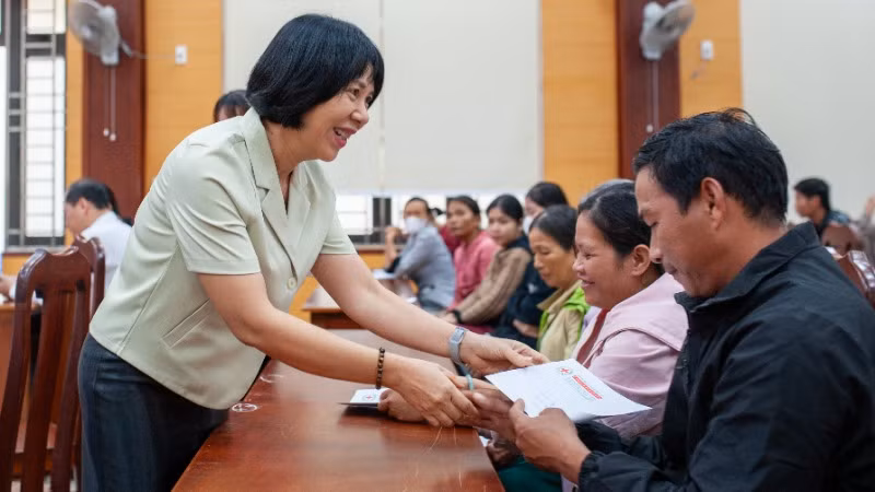 Đại diện lãnh đạo Đảng ủy Khối các cơ quan thành phố Đà Nẵng trao quà.